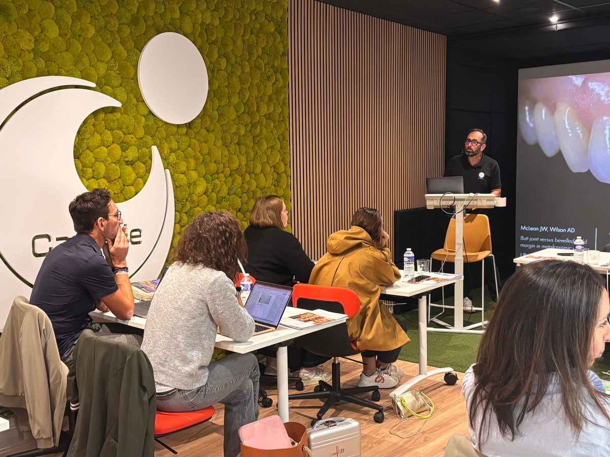 Retour de formation — Retraitement biomimétique des dents couronnées, avec le Dr David Gerdolle