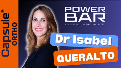 Portrait d'une femme souriante, fond bleu avec logos Capsule Ortho et Power Bar, Dr Isabel Queralto.
