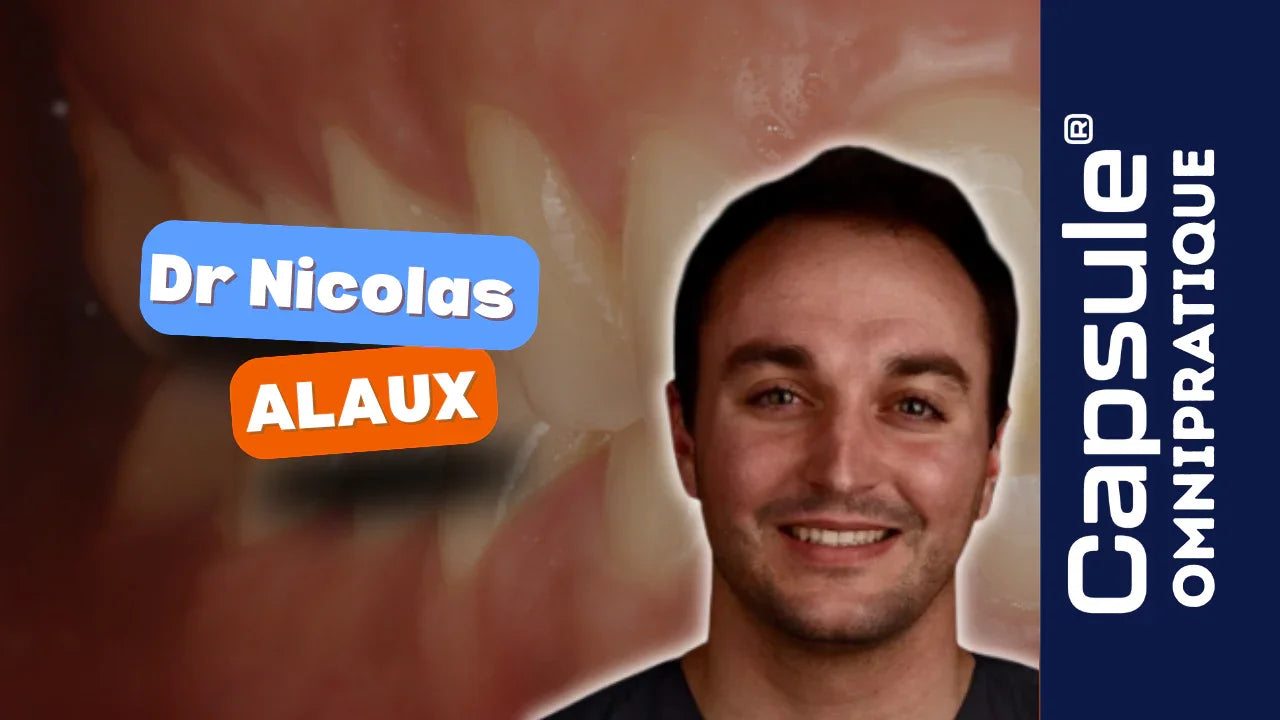 Portrait d'un dentiste souriant, vue dentaire en fond, texte Capsule Omnipratique.
